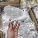Plastikowa figurka gołębia białego z brokatem