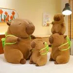 Maskotka Pluszowa Kapibara 30cm z Zielonym Plecakiem