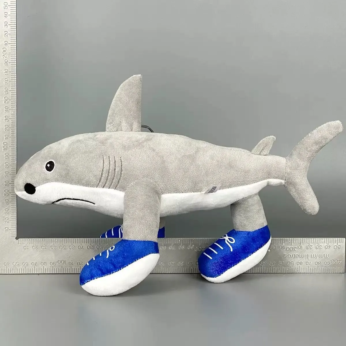 Maskotka Pluszowa Rekin w Niebieskich Butach 55cm
