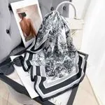 Szal damski w print kwiatowy czarno-biały