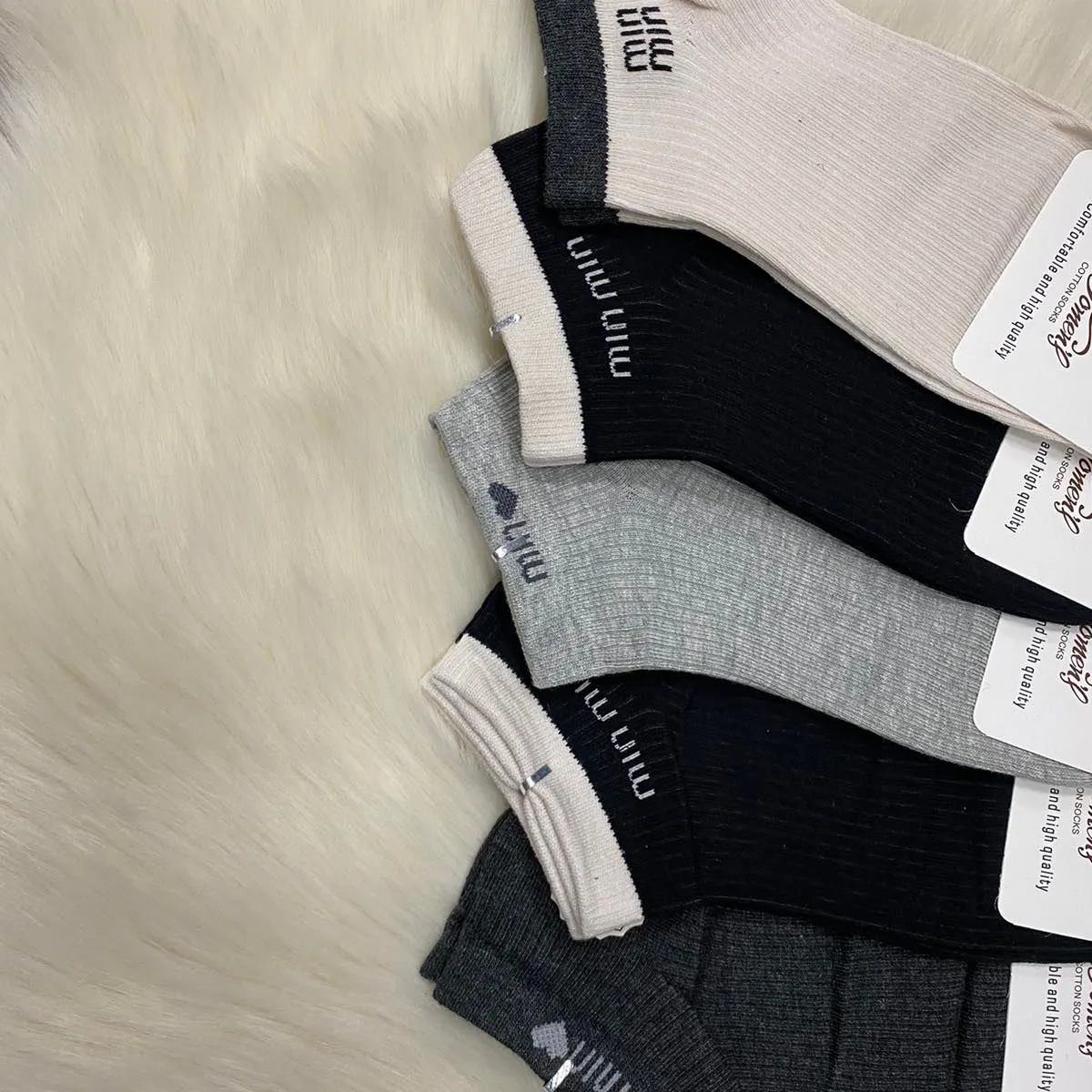 Skarpetki damskie ankle z napisem Miumiu, 5 kolorów