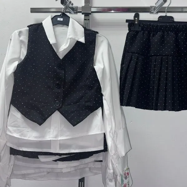 Komplet ubrań dla dziewczynki 6-16L: biała koszula, czarny kamizelka, spódnica
