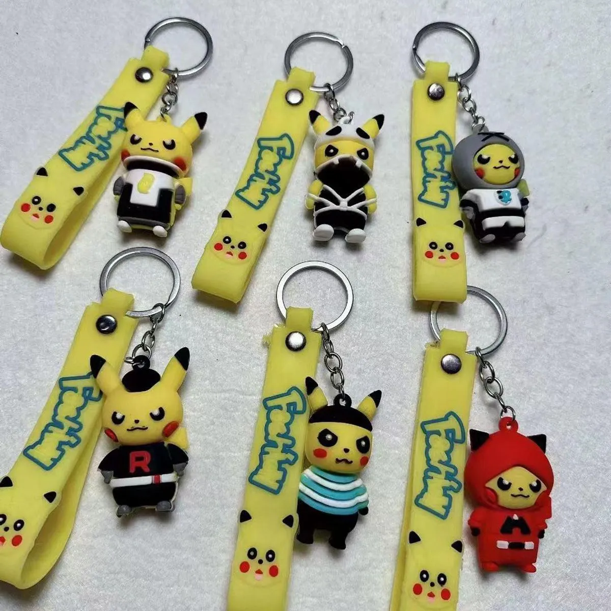 Brelok do Kluczy Pikachu Mix Wzorów Gumowy z Zawieszką 12szt