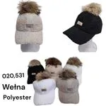 Czapki damskie beanie z pomponem 020,531 beż/czarny/biały