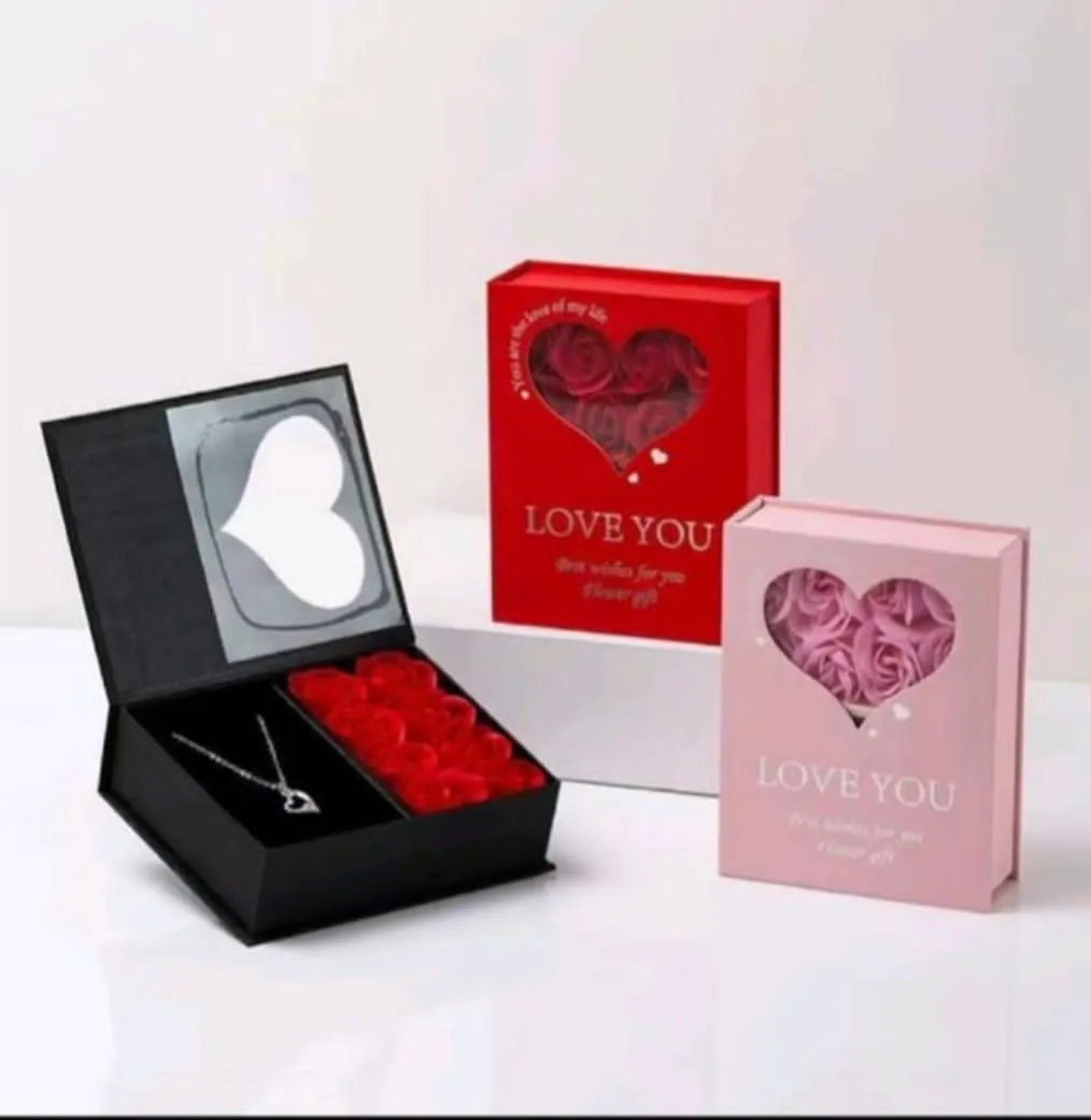 Pudełko z sztucznymi różami i naszyjnikiem LOVE YOU