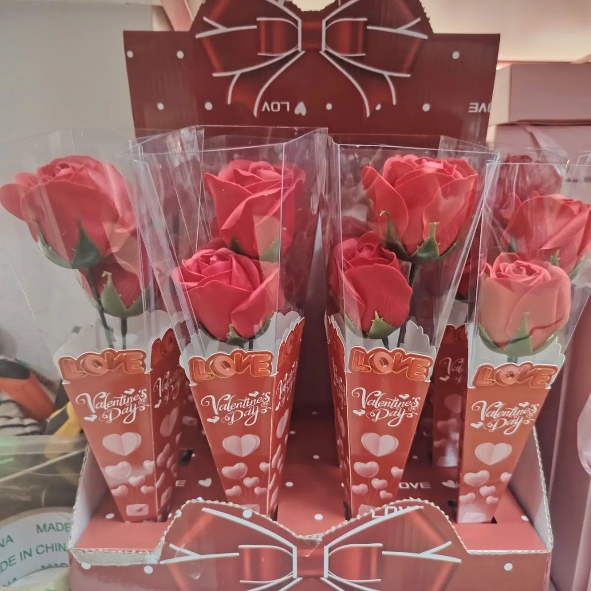 Pudełko z sztucznymi różami w kształcie kwiatów LOVE