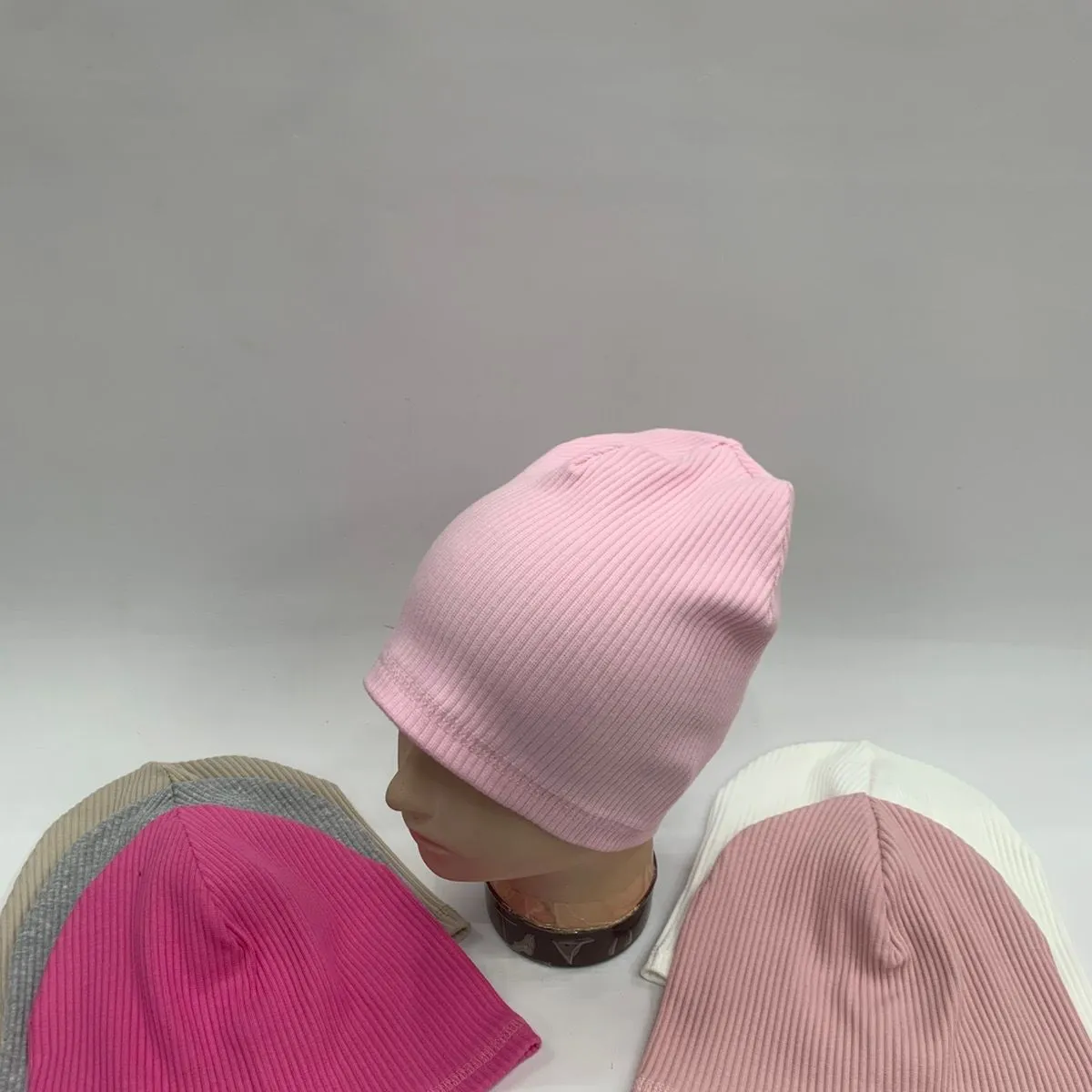 Czapki damskie beanie prążkowane różowe i szare