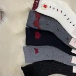Skarpetki damskie z haftami serduszek i kwiatów