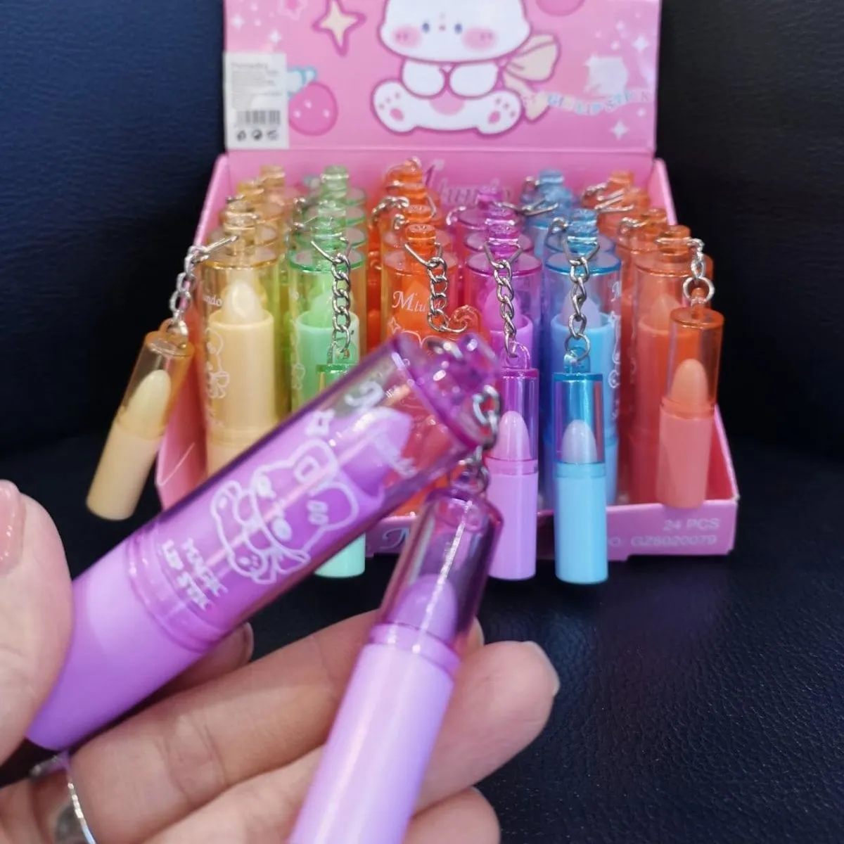 Lipbalm Magic Lip Stick z Brelokiem Królik 24 szt