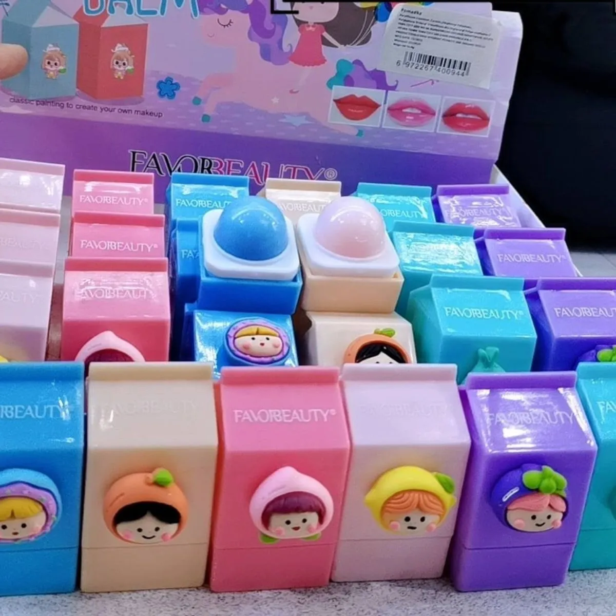 Lipbalm do Ust FAVORBEAUTY Kartonik Mleka 24 szt.