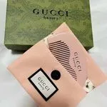 Grzebień Gucci Beauty jasnoróżowy z etui i ozdobnym pudełkiem