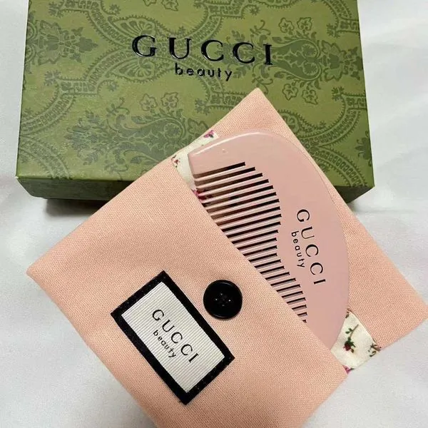 Grzebień Gucci Beauty jasnoróżowy z etui i ozdobnym pudełkiem