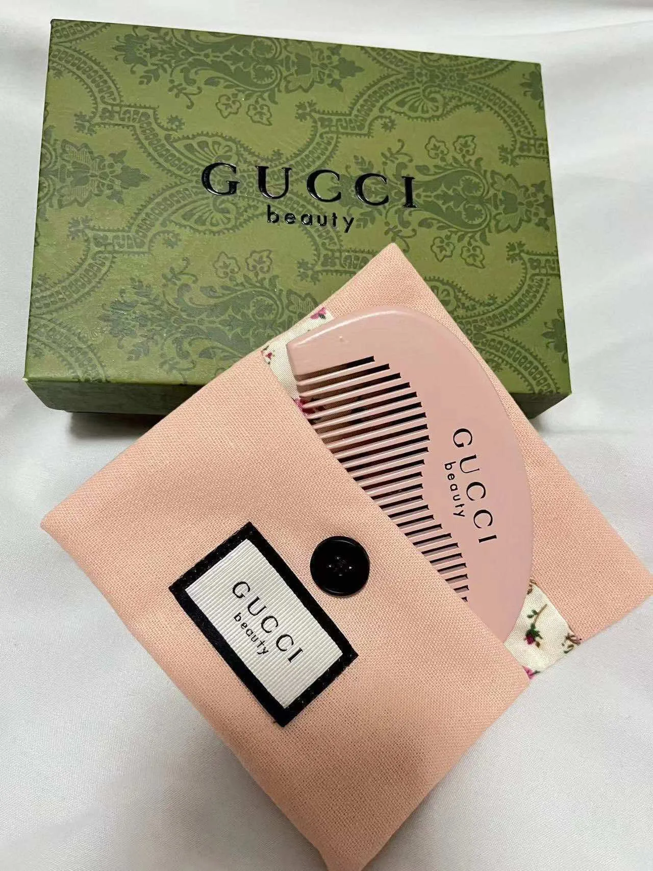 Grzebień Gucci Beauty jasnoróżowy z etui i ozdobnym pudełkiem