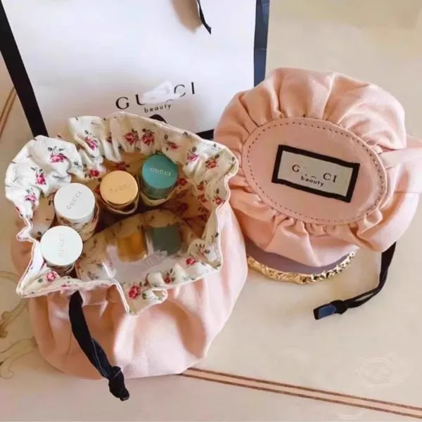 Kosmetyczka G.C Beauty różowa z kwiatowym wzorem, na ściągacz