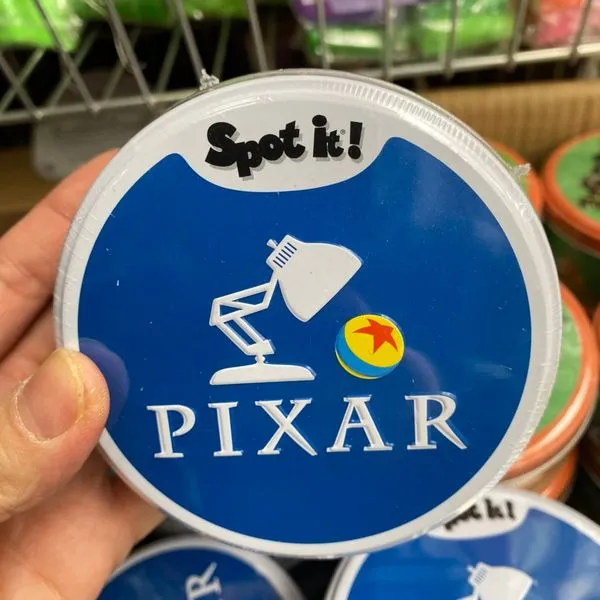 Gra Dobble Spot It! Pixar w okrągłej metalowej puszce