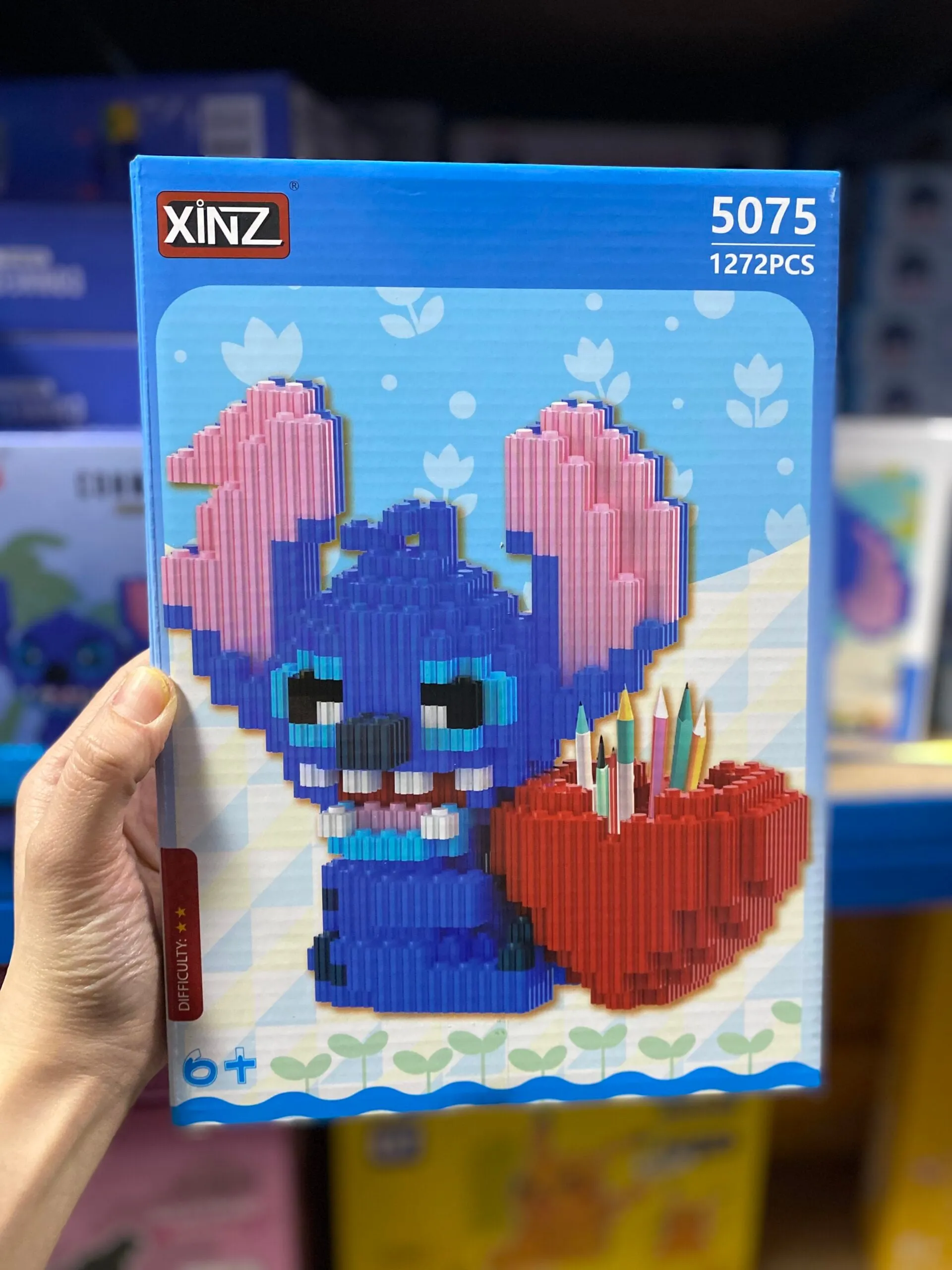 Klocki XINZ Stitch 1272 szt. z pojemnikiem na długopisy serce