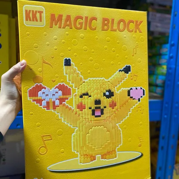 Klocki KKT Magic Block 3380+ szt. Pikachu z sercem i prezentem