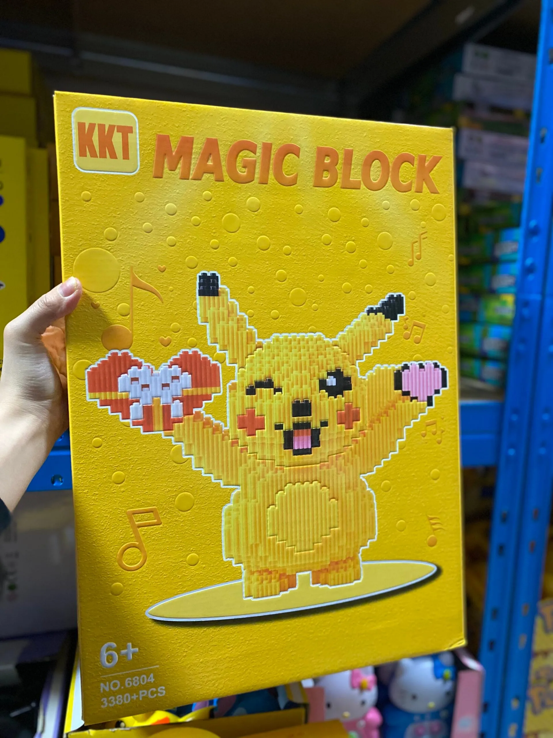 Klocki KKT Magic Block 3380+ szt. Pikachu z sercem i prezentem