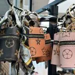 Brelok mini-kosmetyczka z apaszką i wzorem monogram, mix kolorów
