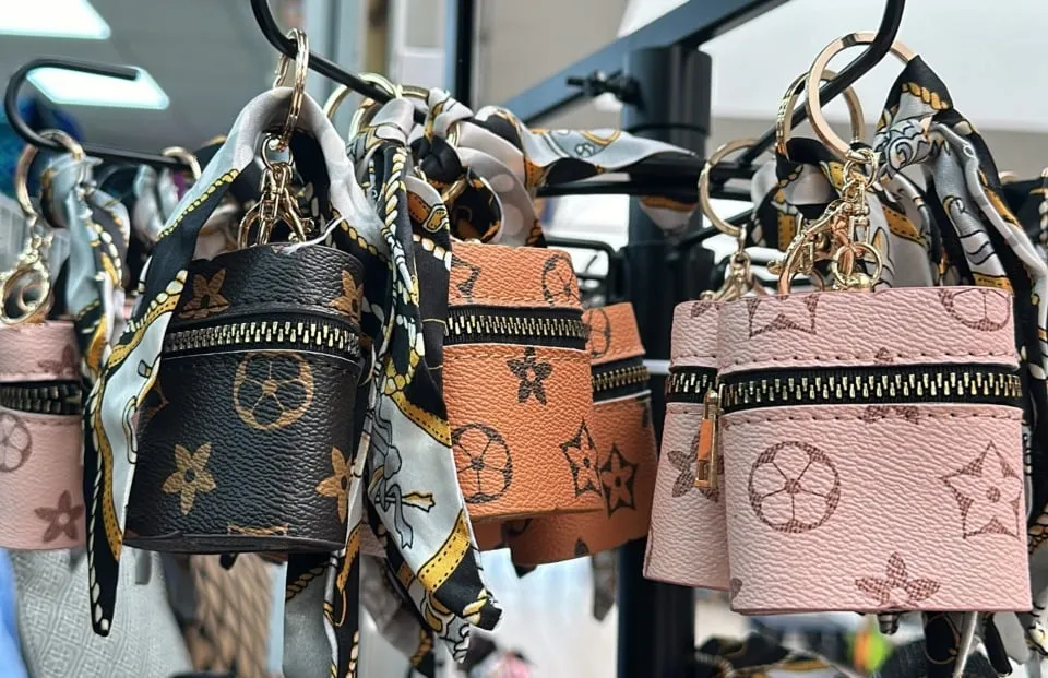 Brelok mini saszetka z apaszką i wzorem monogram, mix kolorów