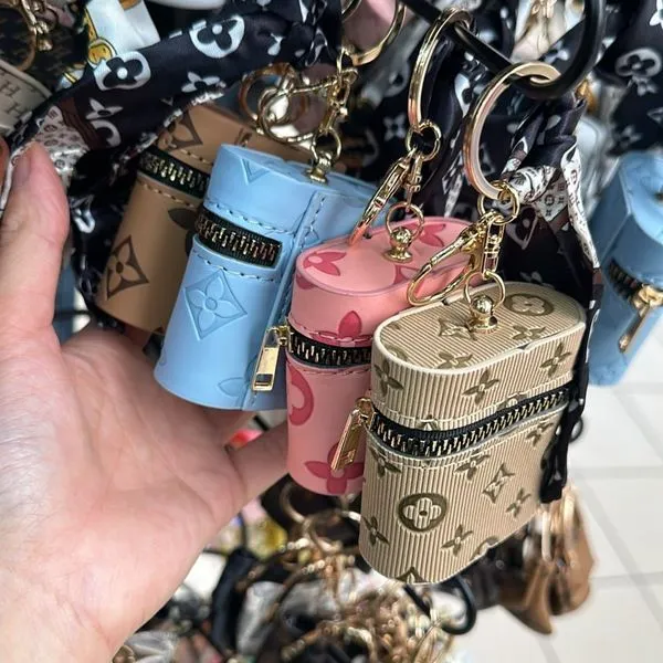 Brelok mini torebka z zamkiem, apaszką i wzorem monogram, mix