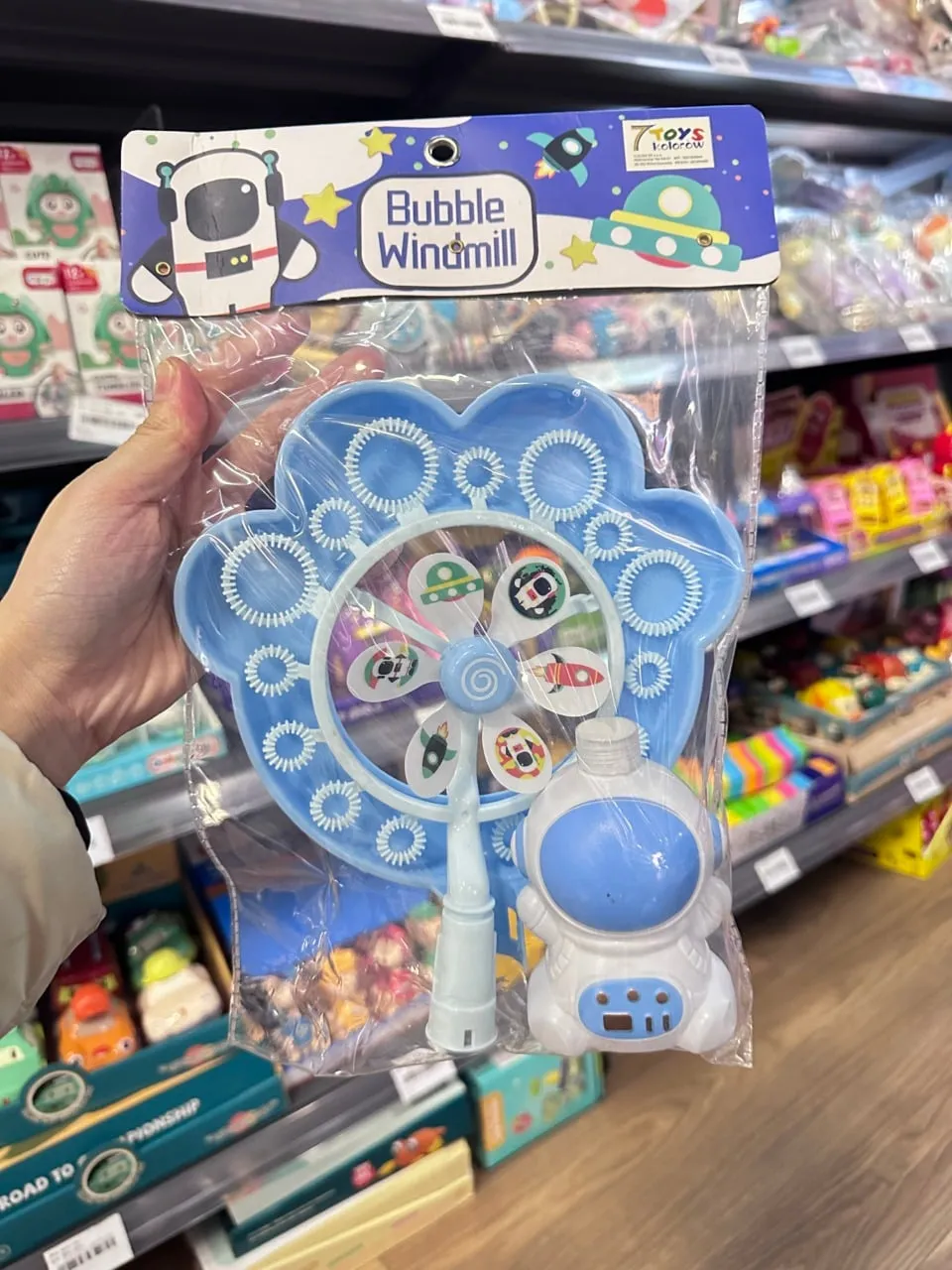 Wiatraczek do baniek Bubble Windmill z astronautą, kwiatowy kształt