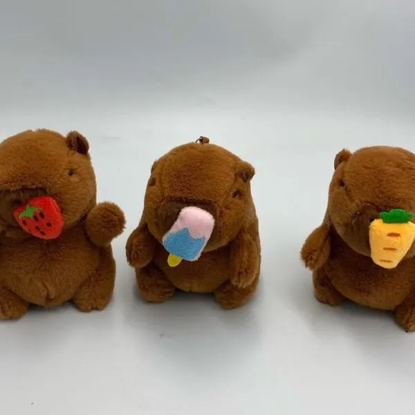 Brelok pluszowy miś z akcesorium (truskawka, lody, marchewka)