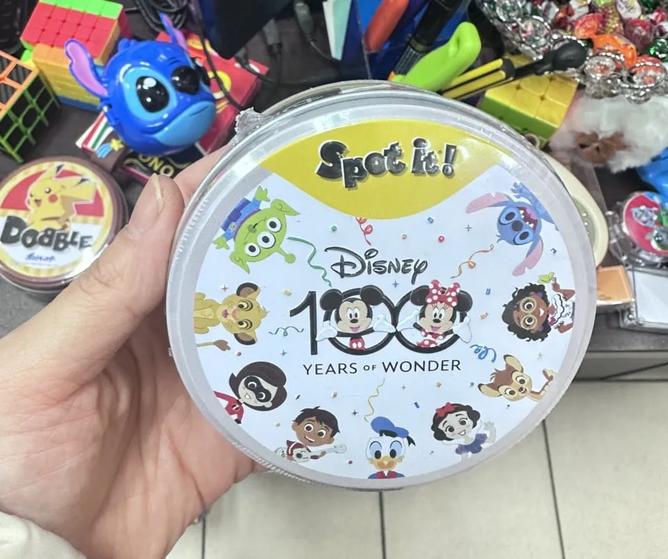 Gra Spot It! Disney 100 Years of Wonder PK12642 Metalowa Puszka