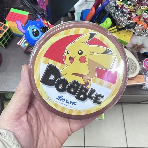 Gra Dobble Pokémon Pikachu - okrągłe brązowe pudełko