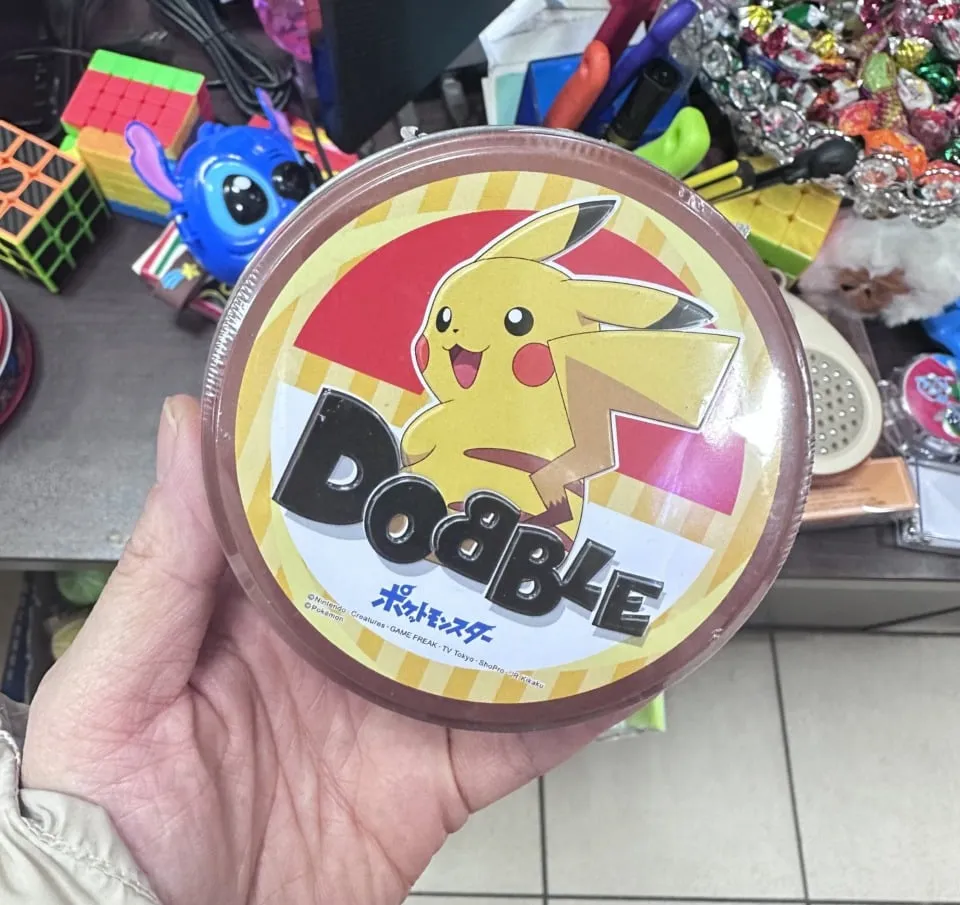Gra Dobble Pokémon Pikachu - okrągłe brązowe pudełko