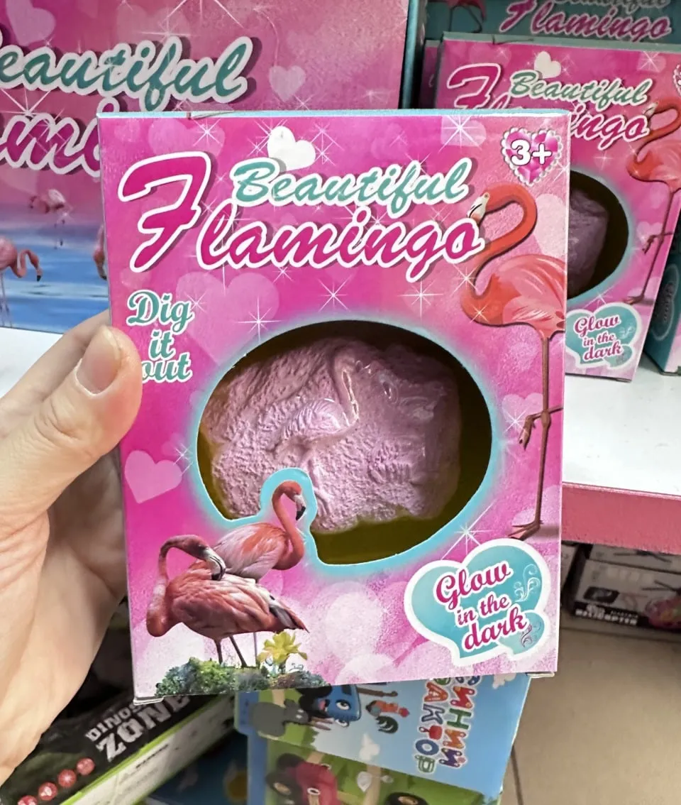 Zabawka Beautiful Flamingo - Wykopalisko Świecące w Ciemności 3+