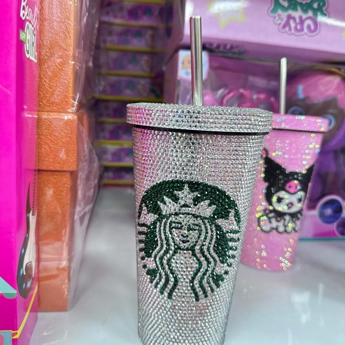 Kubek z kryształkami logo Starbucks i metalową słomką
