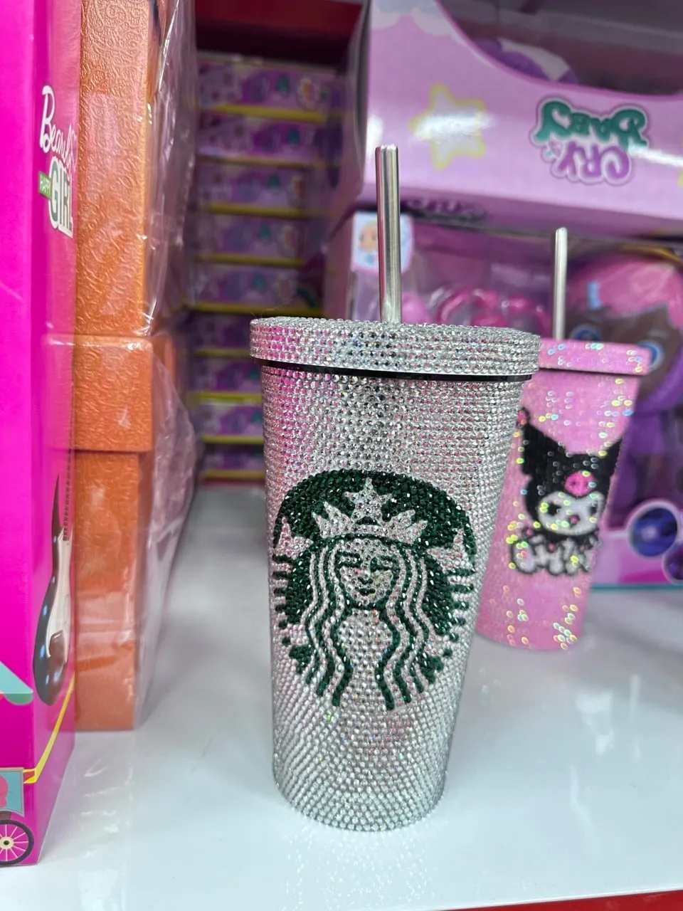Kubek z kryształkami logo Starbucks i metalową słomką