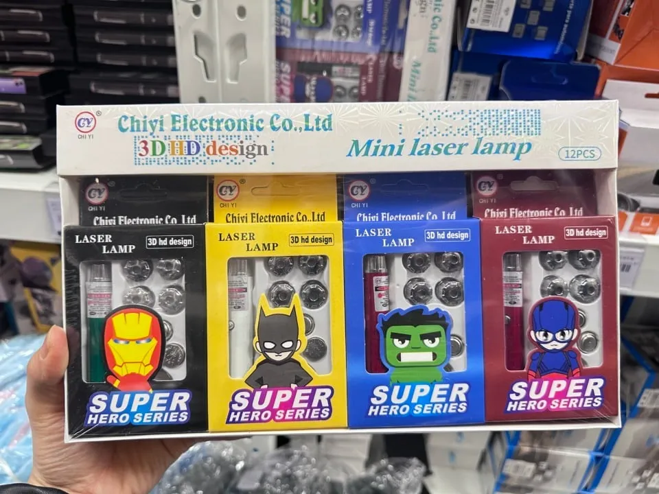 Zestaw 4 mini lampek laserowych Superbohaterowie 3D HD, 12 szt.