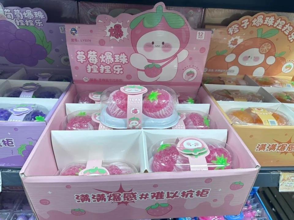 Zabawka Squeeze Truskawka z koralikami żelowymi, opak. 12 szt.