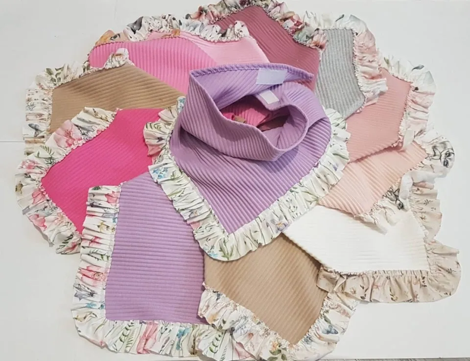 Chusta dla dzieci prążkowana z falbanką w kwiaty - Mix 12 szt.