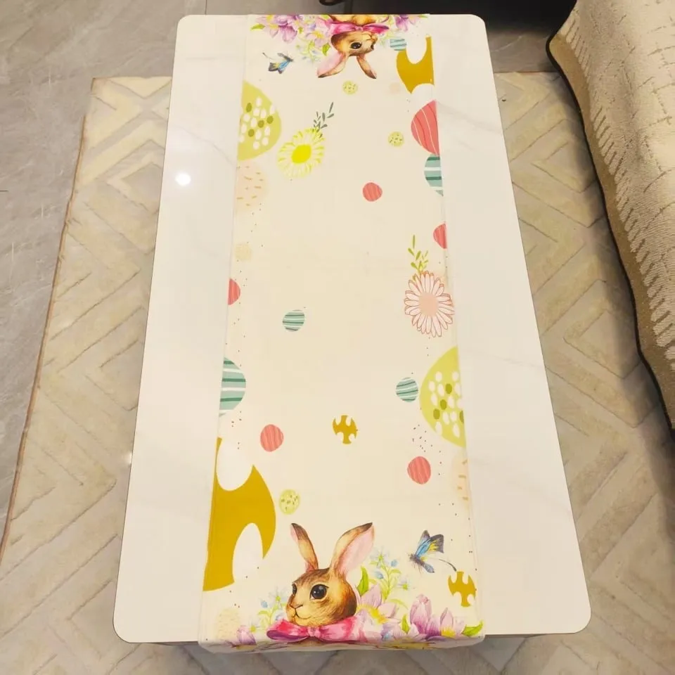 Bieżnik Wielkanocny 40x180cm, wzór w zajączki i kwiaty