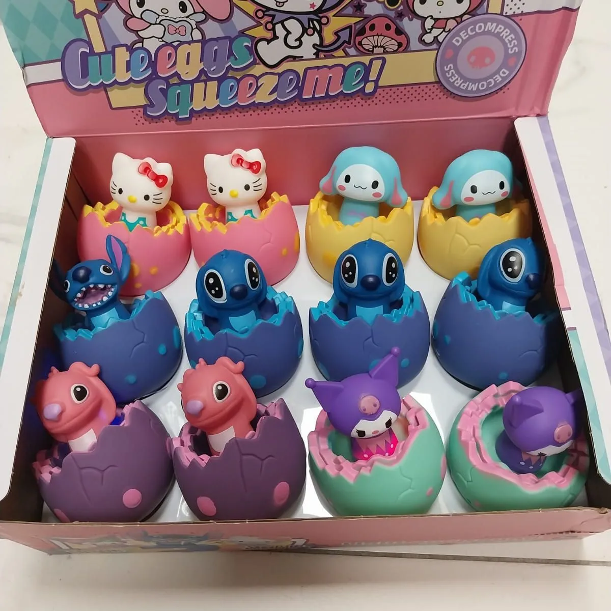 Zabawka Cute Eggs Squeeze Me Lights & Sounds, gniotek mix 12 szt.