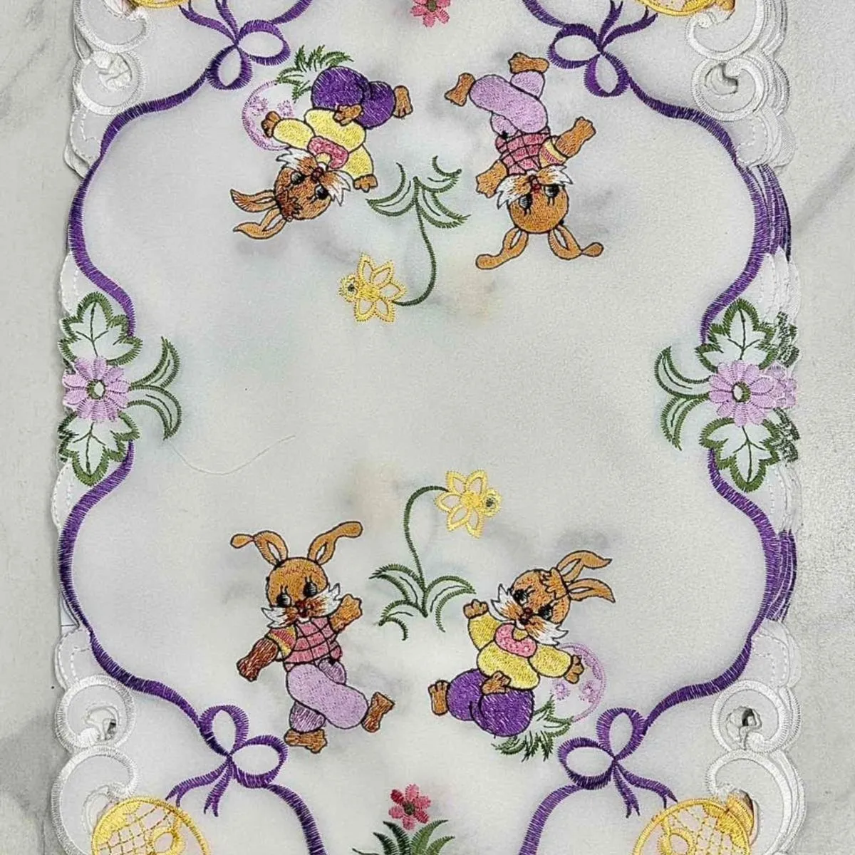 Bieżnik Wielkanoc 30x45cm haftowany zajączki i pisanki biały