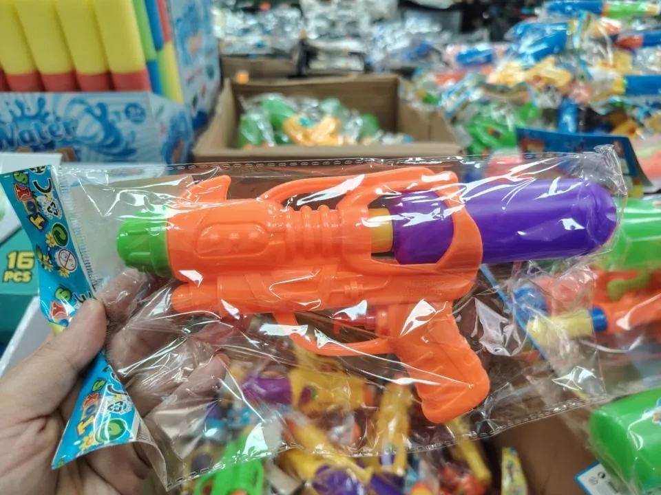 Pistolety na wodę plastikowe mix kolorów 12 szt