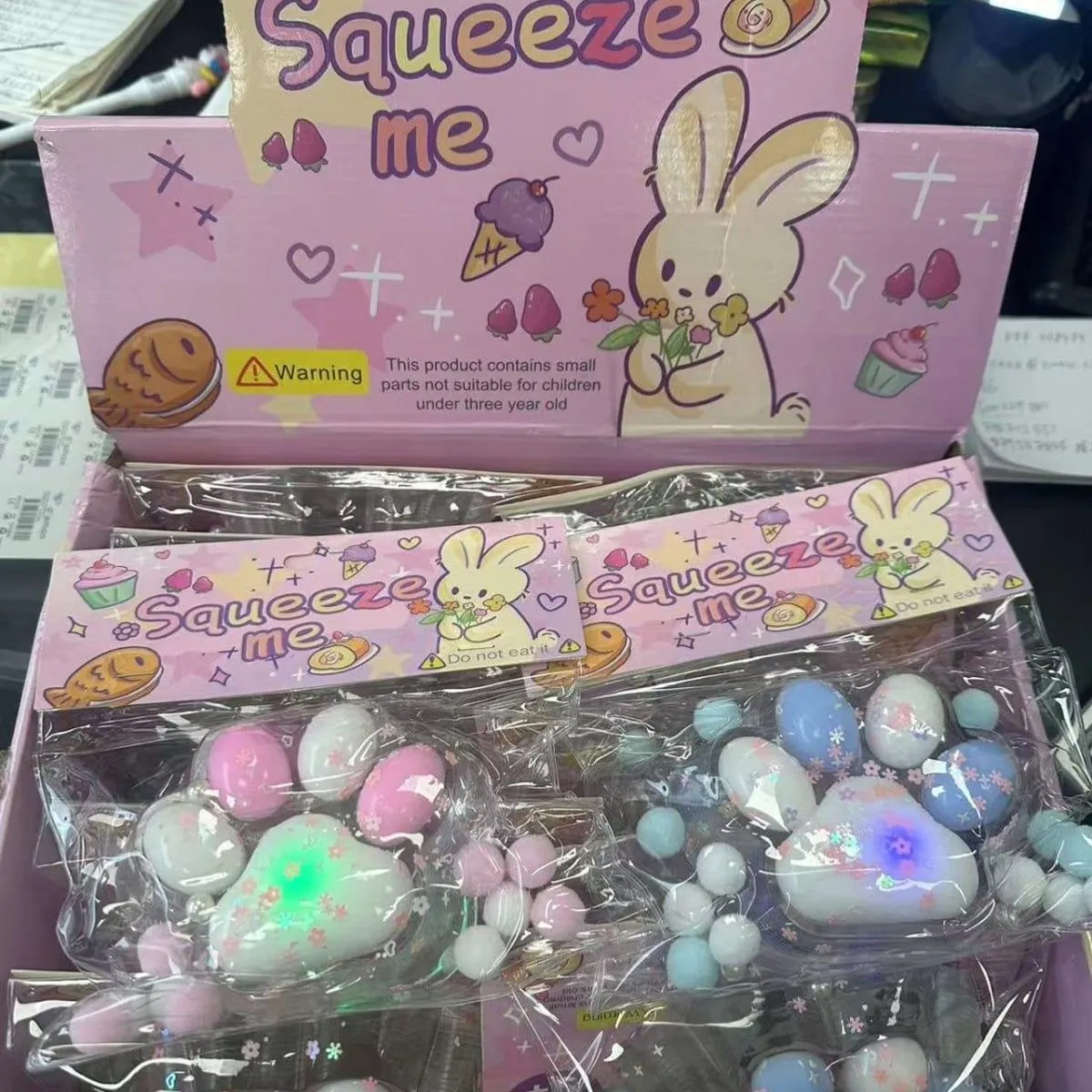 Zabawka Squeeze Me Świecąca Łapka Gniotek, 16 szt