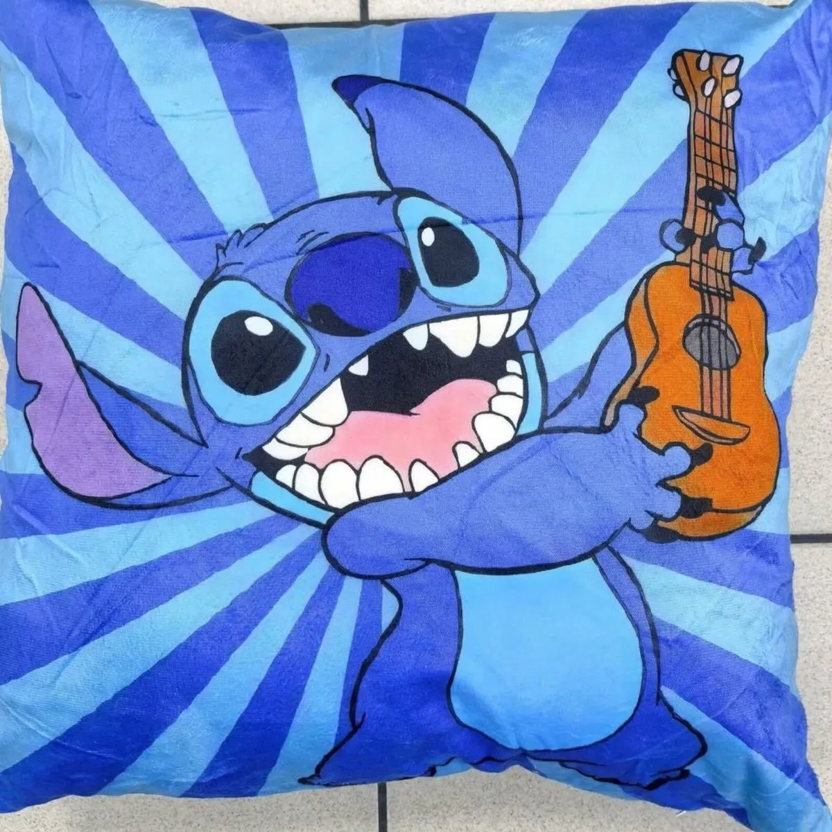 Poduszka Stitch z gitarą niebieska