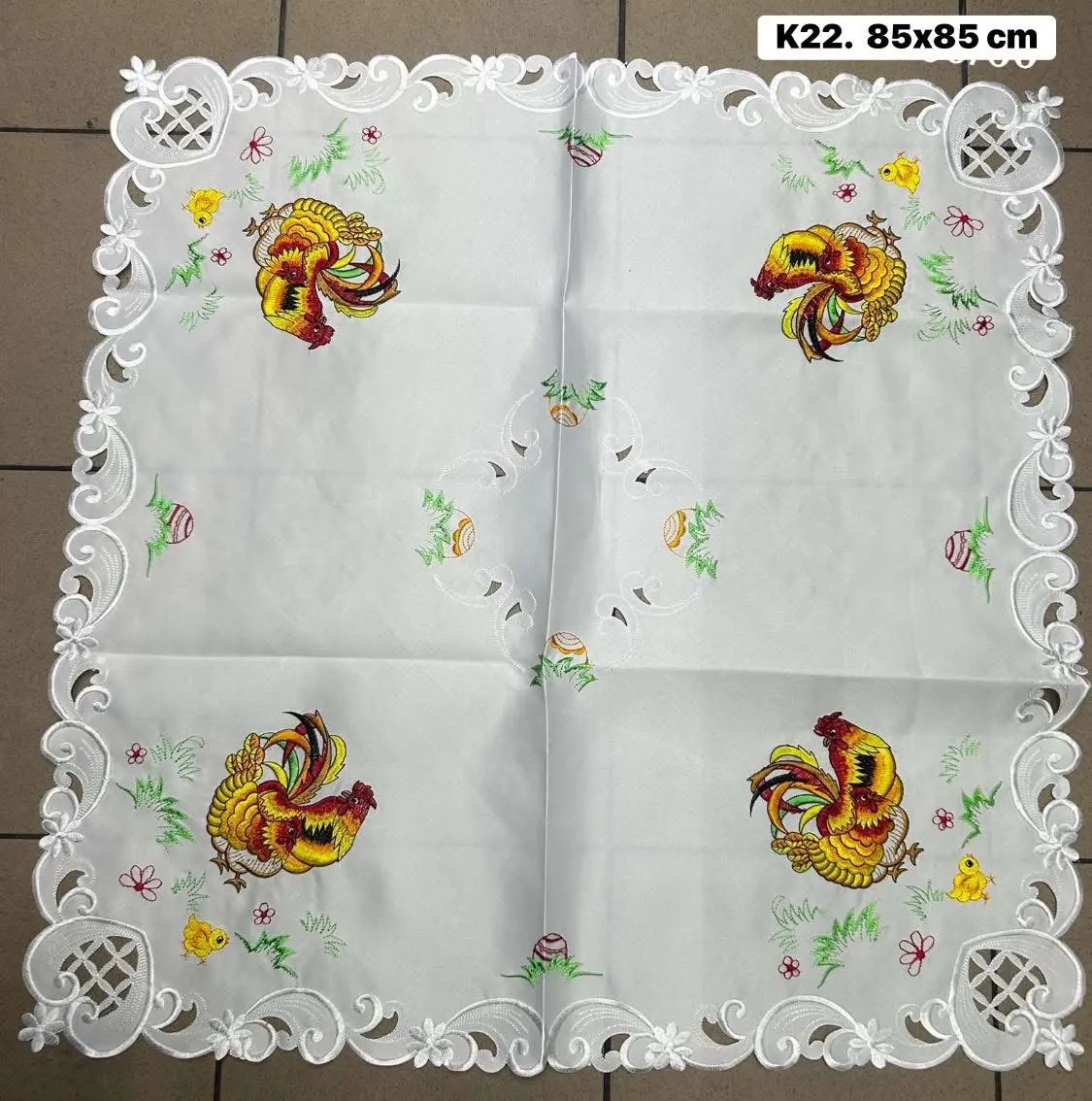 Obrus Wielkanocny 85x85 cm K22 z kogutami i pisankami
