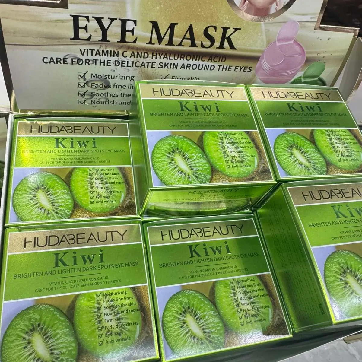 Maska pod oczy Huda Beauty Kiwi Brightening & Lifting