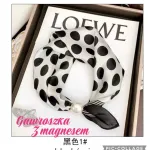 Gawroszka 3 magnezem biało-czarna w grochy jedwabna