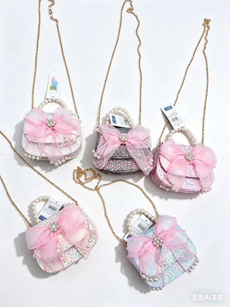 Dziecięca torebka z perełkami i kokardą różowa błyszcząca