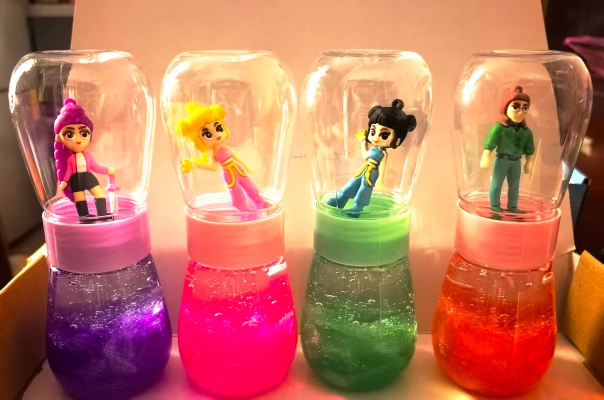 Slime z figurkami w słoikach fioletowy różowy zielony czerwony