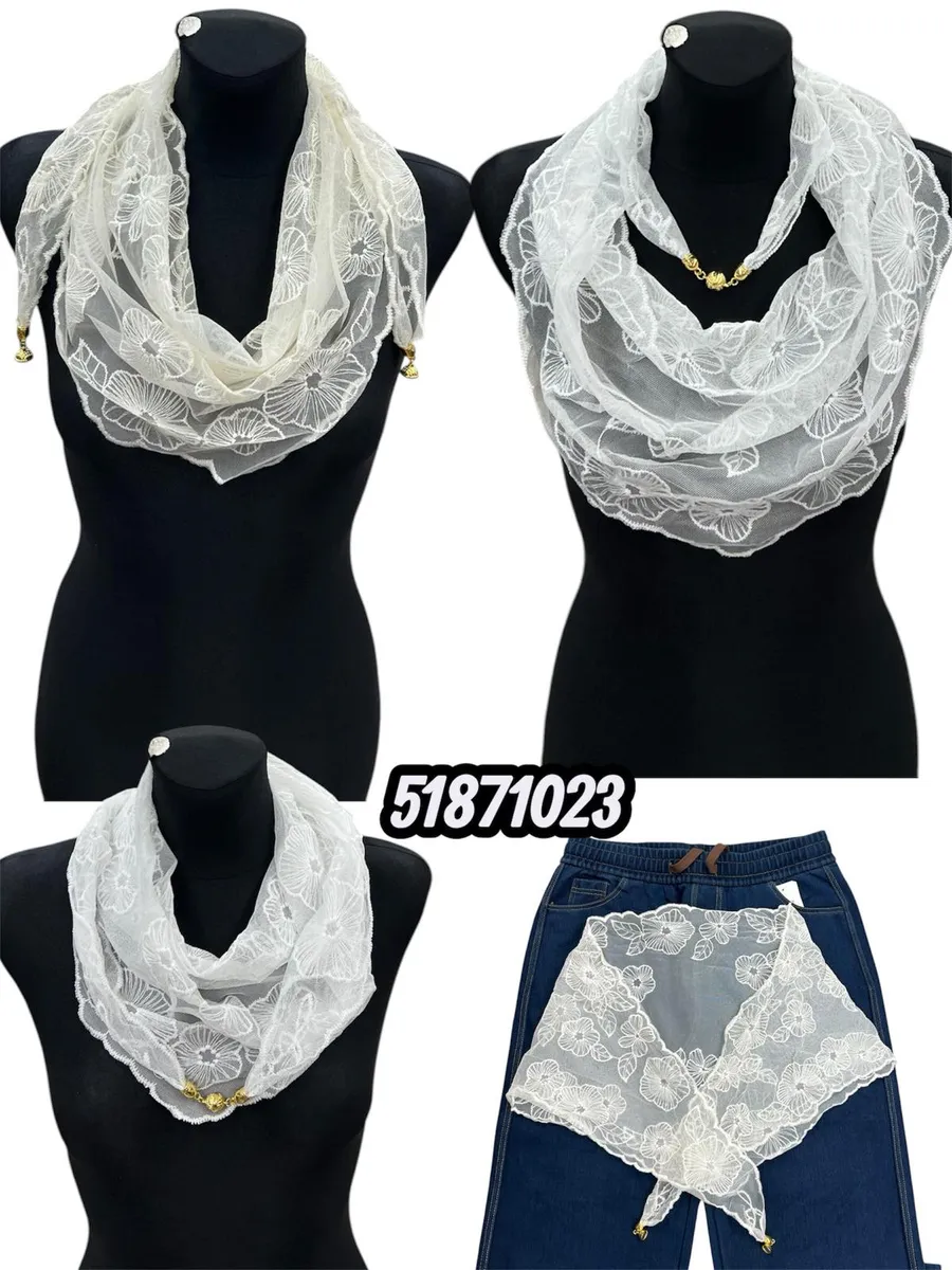 Chusta koronkowa biała z frędzlami i złotymi dzwoneczkami