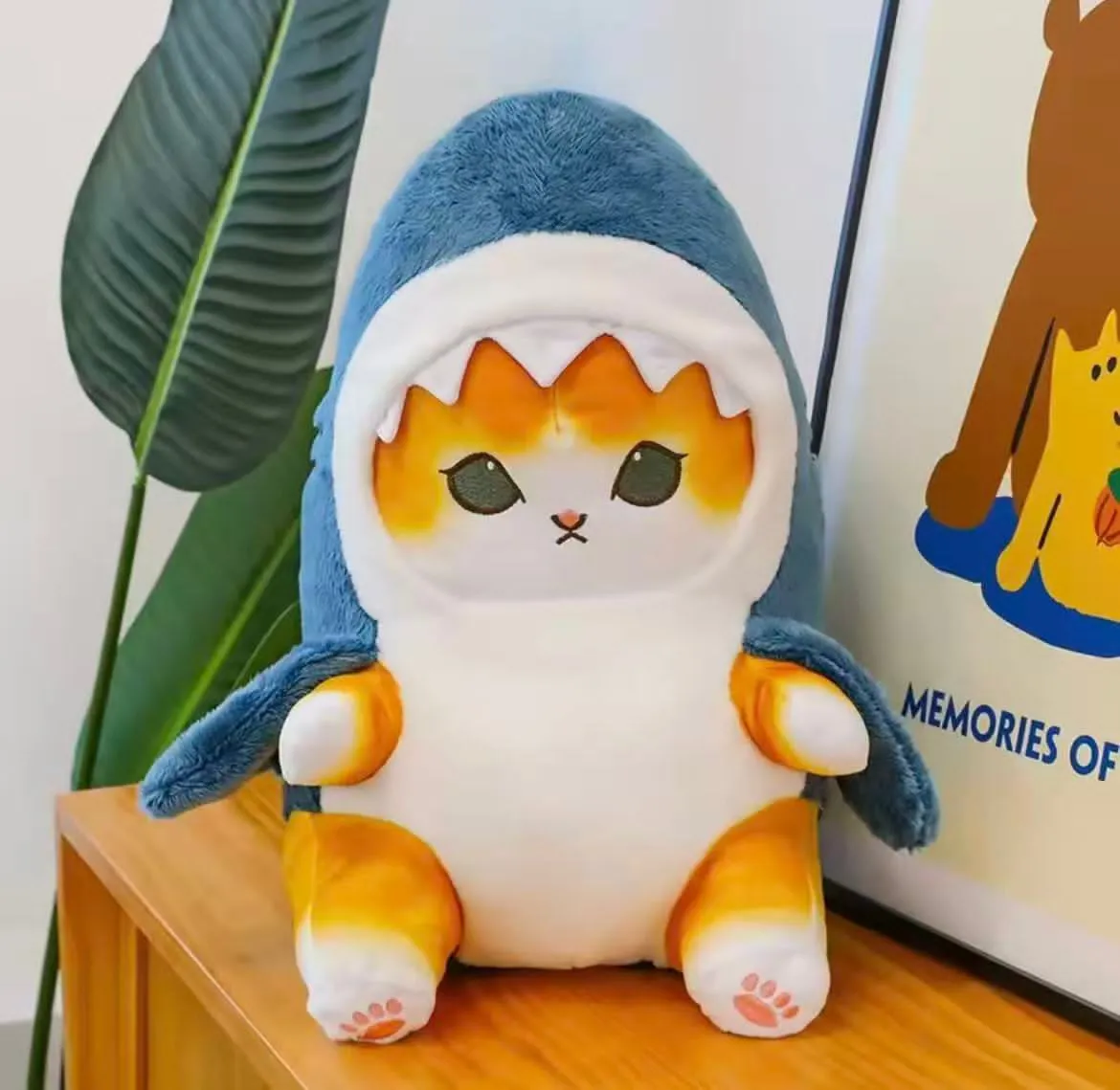 Maskotka kot w stroju rekina 30cm niebiesko-pomarańczowa