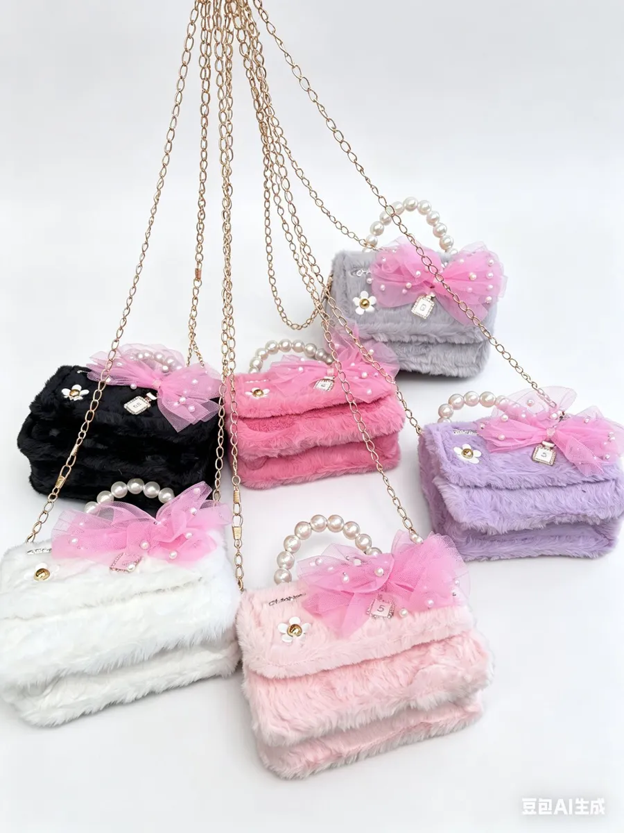 Mini torebki futrzane z łańcuszkiem ozdobione kokardami